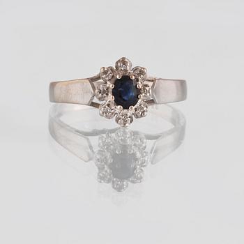 RING, 18K vitguld med fasettslipad blå safir samt 8 små åttkantslipade diamanter, kattfotstämplad. Vikt 3,5 gram.