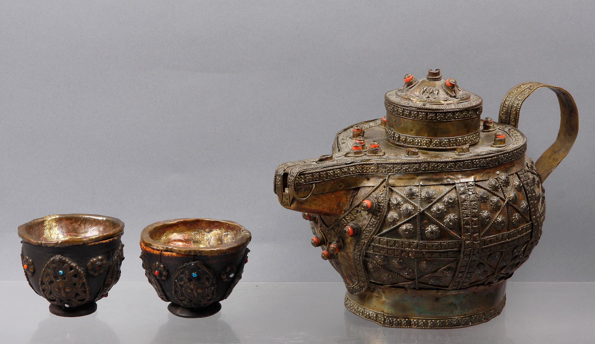 TEKANNA SAMT TEKOPPAR, troligen delvis silver, trä. Tibet tidigt 1900-tal.