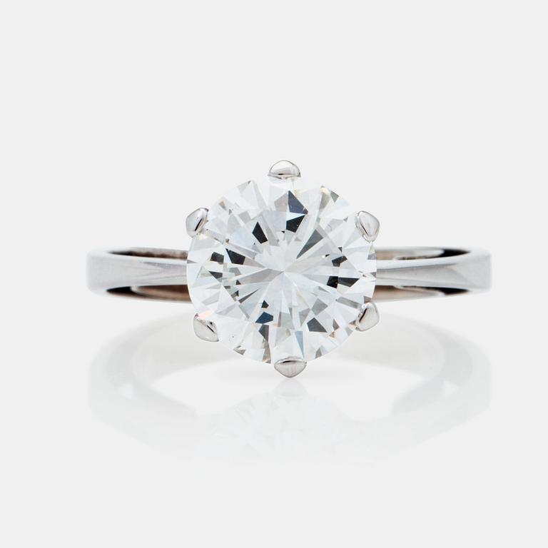 RING med briljantslipad diamant 2.33ct. Kvalitet G/VS2 enligt certifikat.