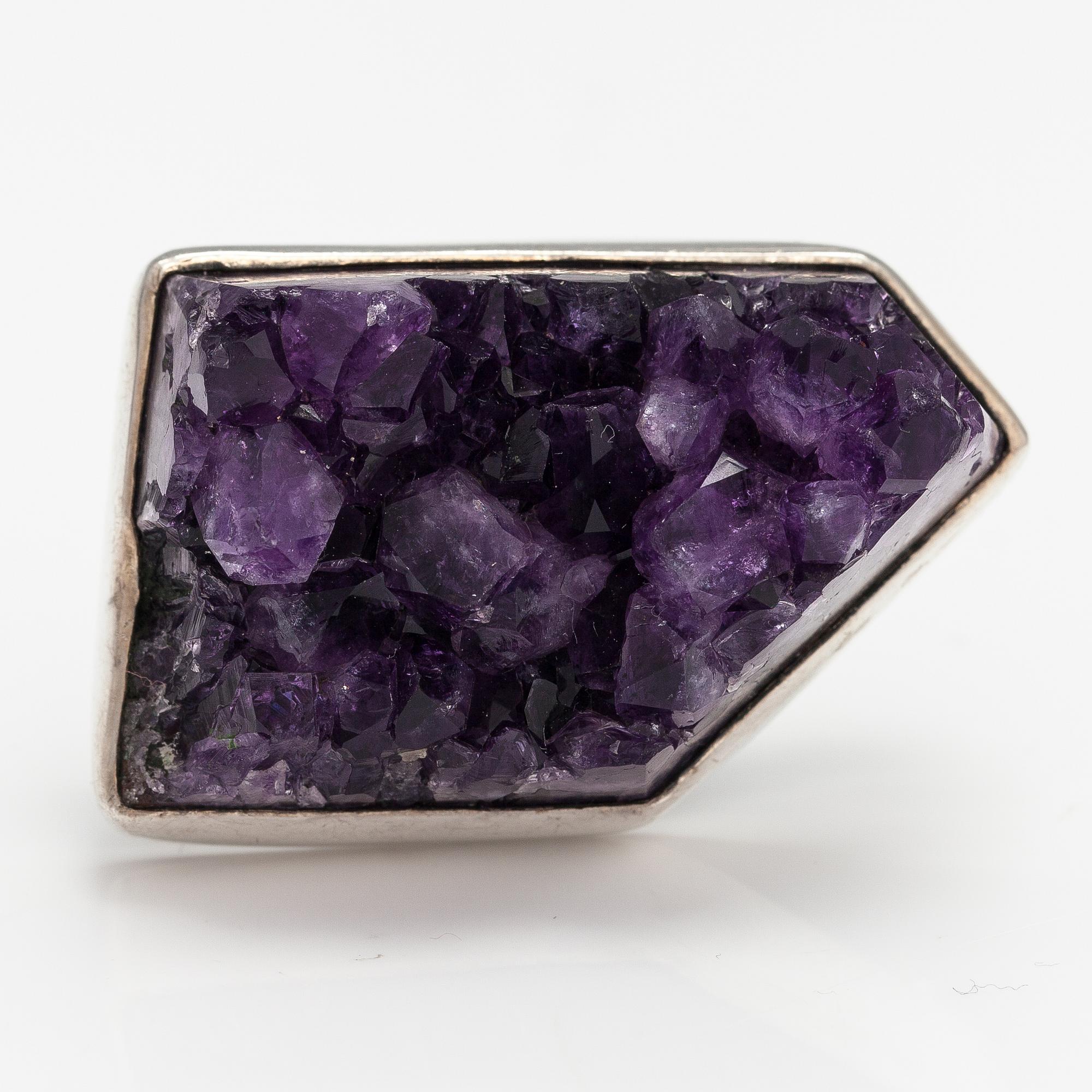 Helge Narsakka, A silver brooch with an amethyst. For Kaunis Koru. Lahti 1963.