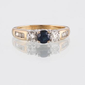 RING, 14K guld med fasettslipad  blå safir samt 8 briljantslipade diamanter ca 0.50 ct S&S Jewellery. Vikt 4,4 gram.