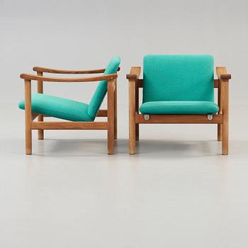 Hans J. Wegner, A pair of oak easy chairs, Getama, Denmark.