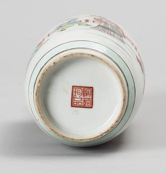 VAS, porslin, kangxistil,  Kina. 1900-talet.