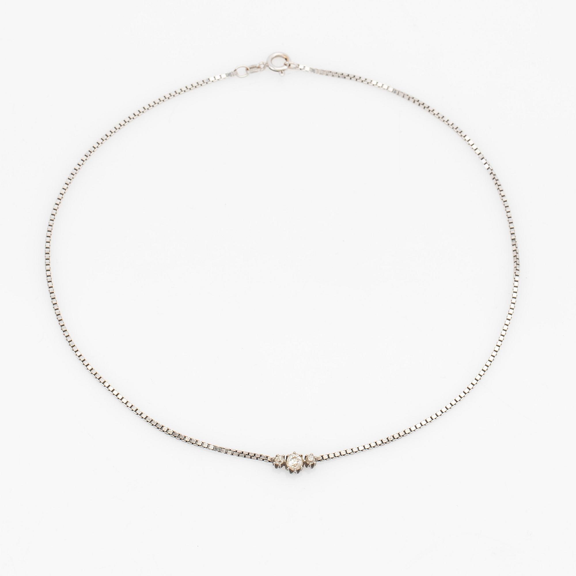 Collier, 18K vitguld med tre briljantslipade diamanter.