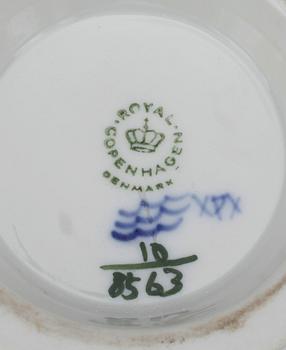MAT samt KAFFESERVIS, porslin, 129 delar, "Blå blomst" , Royal Copenhagen, 1900-talets mitt.