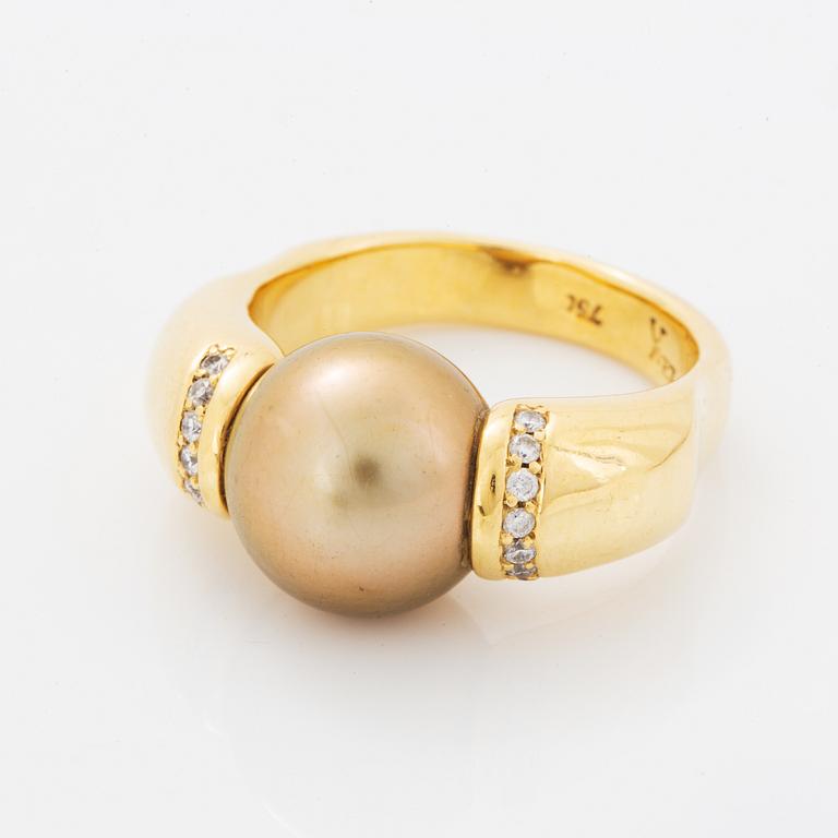 Ring, med odlad Söderhavspärla och briljantslipade diamanter.