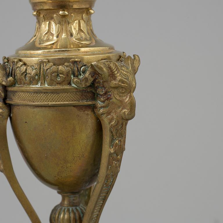 A LATE 18TH CENTURY BRONZE GUSTAVIAN CASSOLETTE.