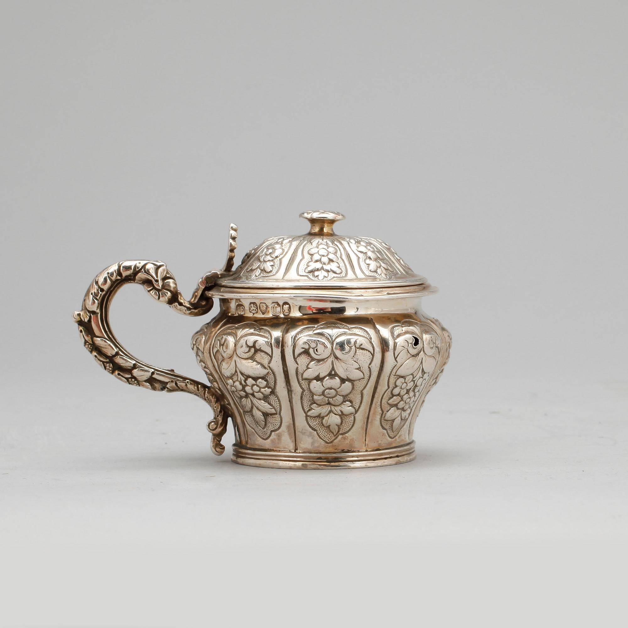 SENAPSKAR, silver, London 1842. Vikt ca 105 gram.