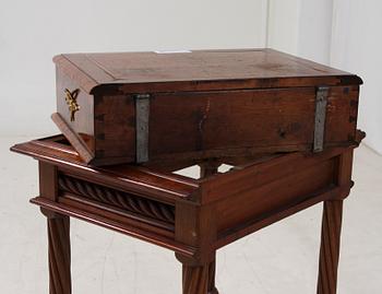 SCHATULL PÅ BENSTÄLLNING, delvis 1700-tal.