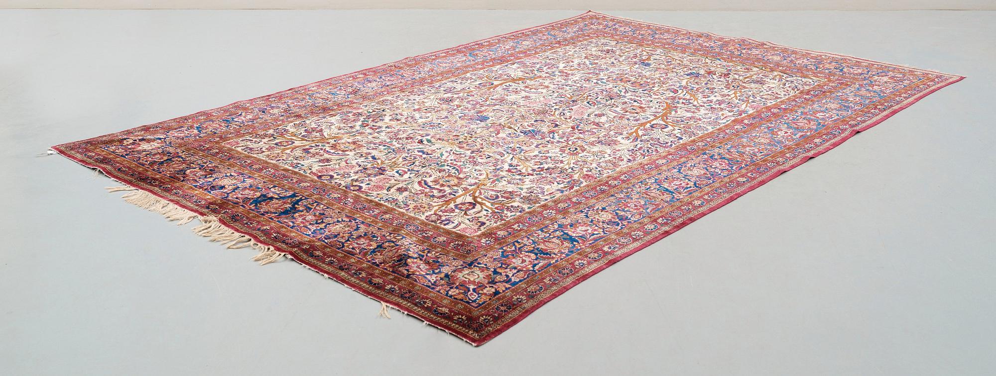 SEMI-ANTIQUE SILK KASHAN. 317 x 209,5 cm.