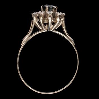 RING, 18k vitguld med fasettslipad blå safir samt 8 briljantslipade diamanter, 1900-talets tredje kvartal. Vikt 4 g.