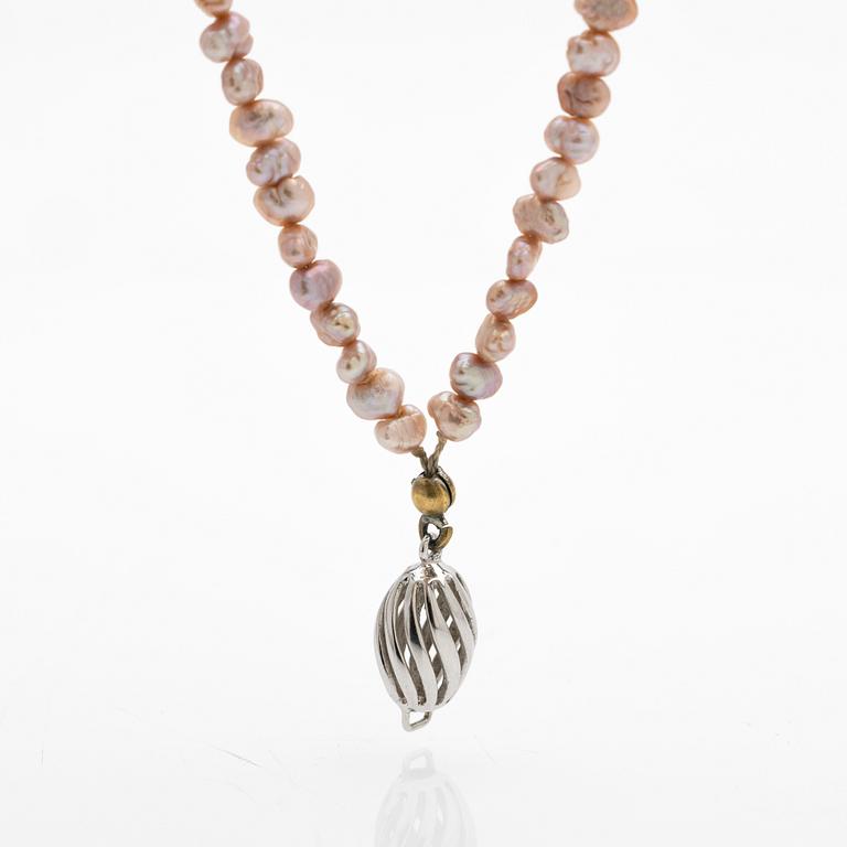Necklace, 18K white gold and cultured freshwater pearls.