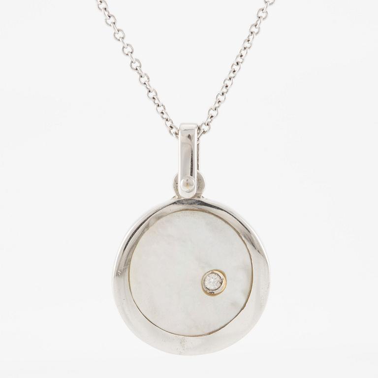 Hänge med kedja, 18K vitguld med pärlemor och briljantslipad diamant.