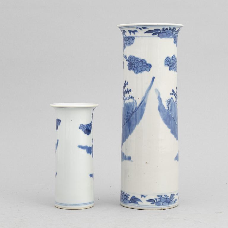 A group of Chinese blue and white porcelain vases and a bowl, 20th century.