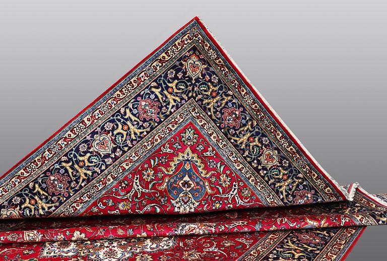 A CARPET, Tabriz, signed Zarei,   ca 429 x 300 cm.