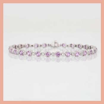ARMBAND, Riviére, 18K vitguld med små diamanter tot ca 0,40 ct och rosa safirer, tot ca 2,53 ct. Total vikt ca 7,48 g.