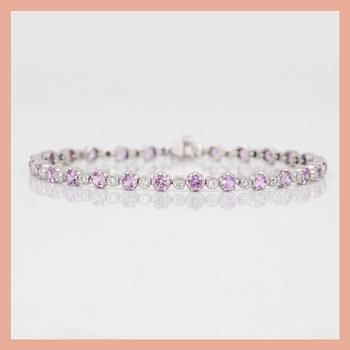 ARMBAND, Riviére, 18K vitguld med små diamanter tot ca 0,40 ct och rosa safirer, tot ca 2,53 ct. Total vikt ca 7,48 g.