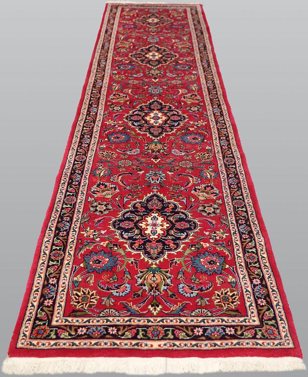 A Meshed runner, approx. 396 x 88 cm.