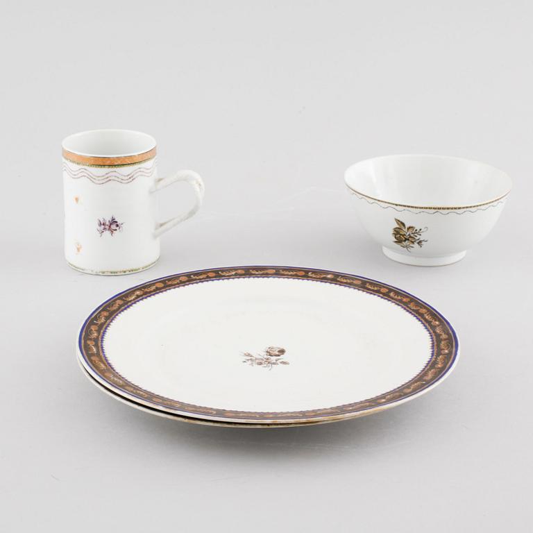 Four pieces of chinese porcelain, Qianlong (1736-1795).