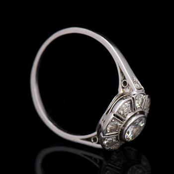 RING, briljantslipade diamanter, platina.