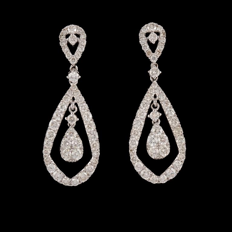 ÖRHÄNGEN, ett par, 18k vitguld med 90 briljantslipade diamanter, totalt ca 2.07 ct. Vikt 5 g.