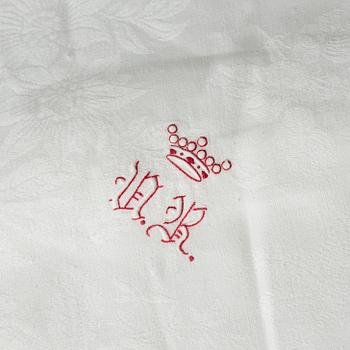 Duk och servetter, 40 st., linnedamast. Duken ca 347 x 195  cm.