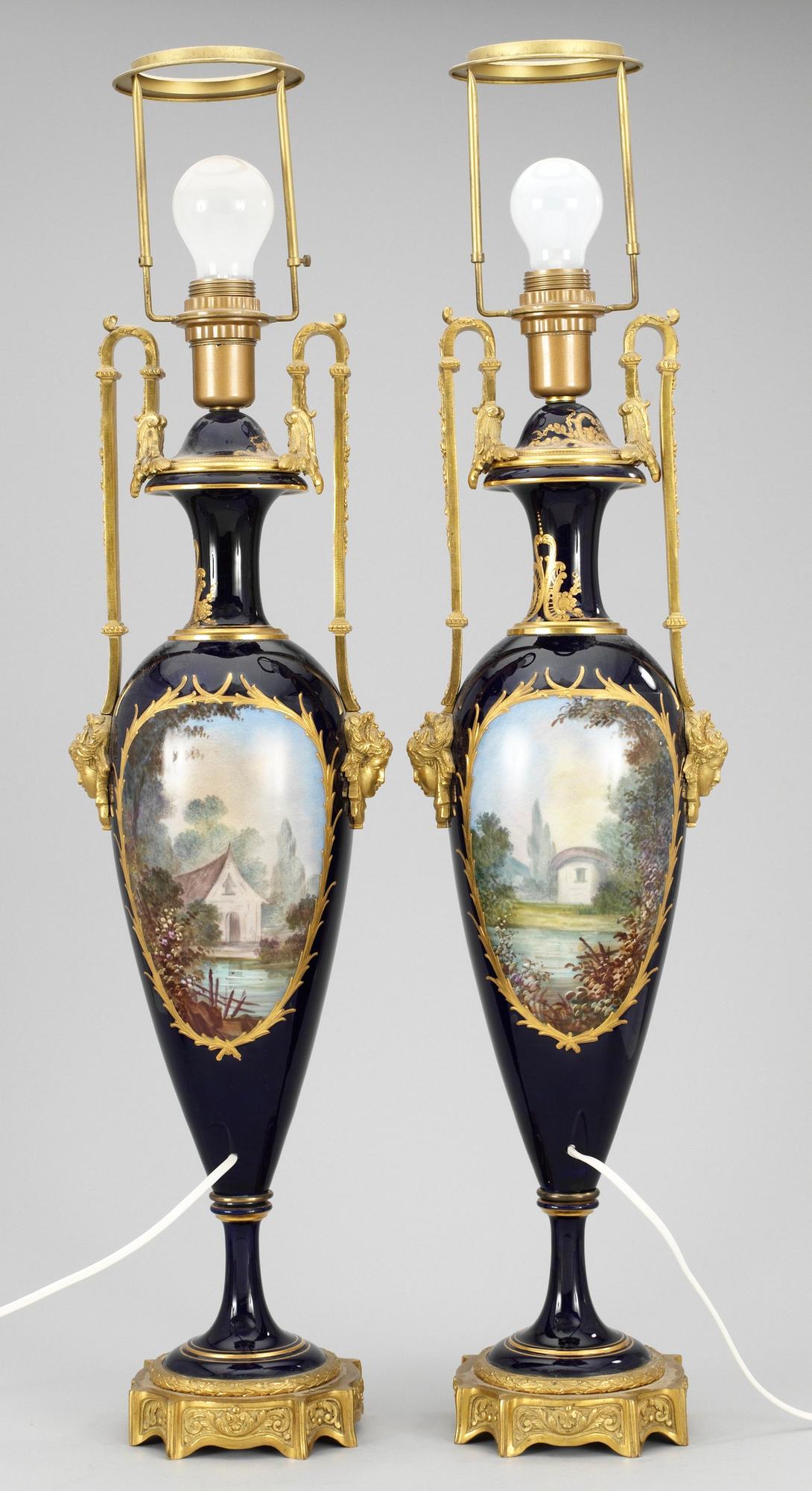 BORDSLAMPOR, ett par, porslin o förg brons. Sèvres-liknande märke. Louis XVI-stil. Målarsign. H.Bituvin.