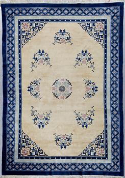 MATTA, Kina, ca 288x201 cm.