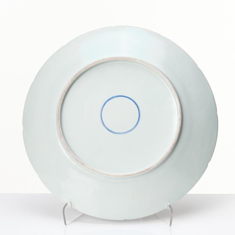 A blue and white dish, late Qing dynasty.