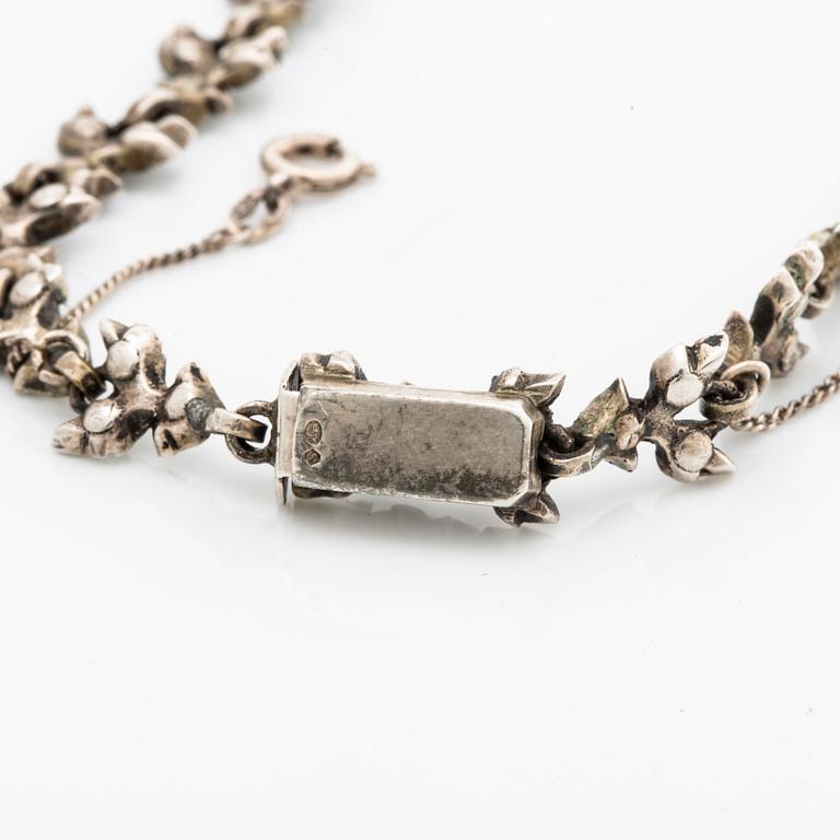 COLLIER samt ett par ÖRHÄNGEN, paste, ametister, silver, troligen 1900-talets första hälft, originaletui.