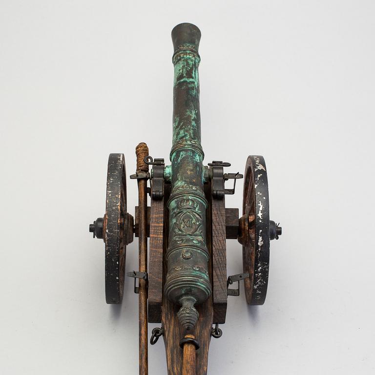 MODELLKANON, brons, kopia av fältkanon med Karl XII monogram, Svensk Metallkonst, Carlscrona, 1900-talets andra hälft.
