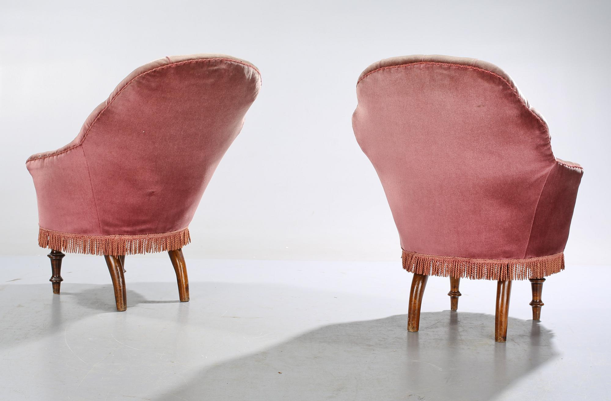 FÅTÖLJER, ett par, s k Emmafåtöljer, 1800-talets andra hälft.