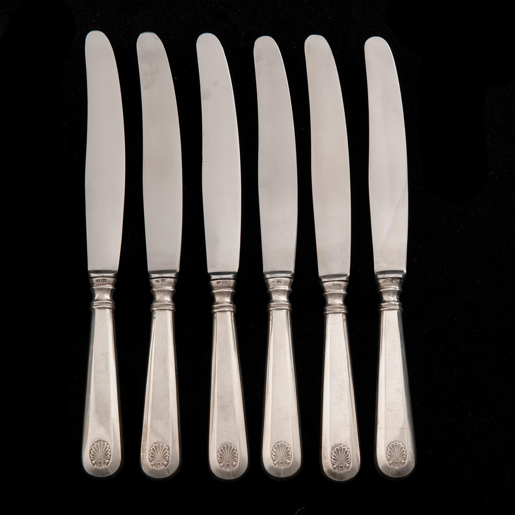 BESTICK, 6+6 "Musslan" silver, Helsingfors 1936-1950. Knivbladen stål. Sammanlagd vikt ca 748 g.