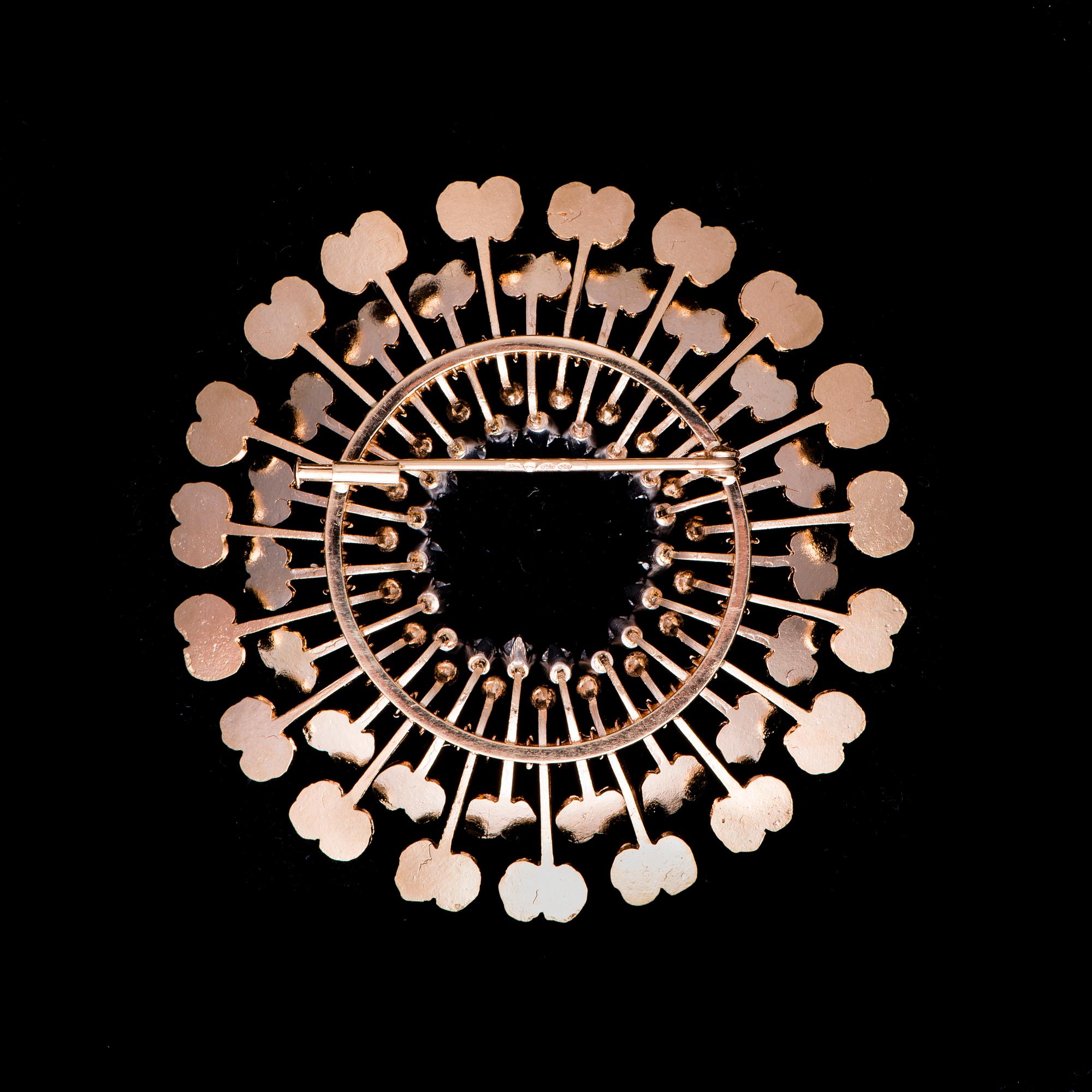 TAPIO WIRKKALA, BROSCH. Diamantsol. 18K guld,  diamanter totalt 0,76 ct. Kultakeskus 1994.