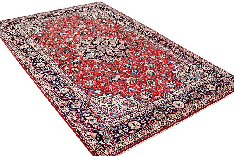 A Mahal carpet, c. 327 x 218 cm.