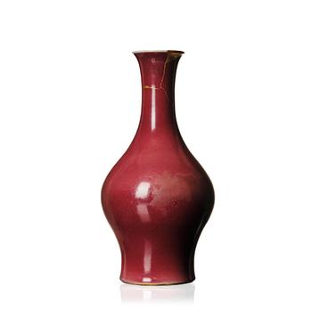 842. A sang de boef glazed vase, Qing dynasty, 19th Century.