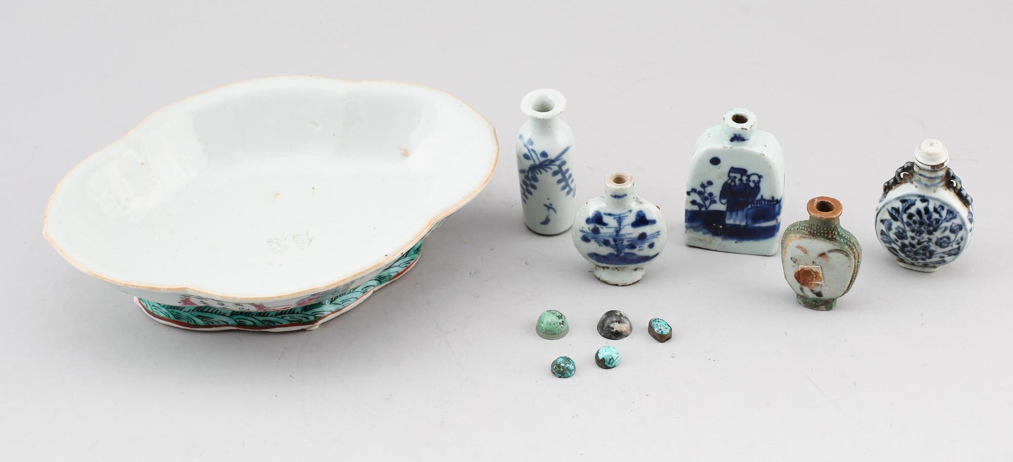 SKÅL SAMT SNUSFLASKOR, 5 st, porslin, Kina, 1800-/1900-tal.