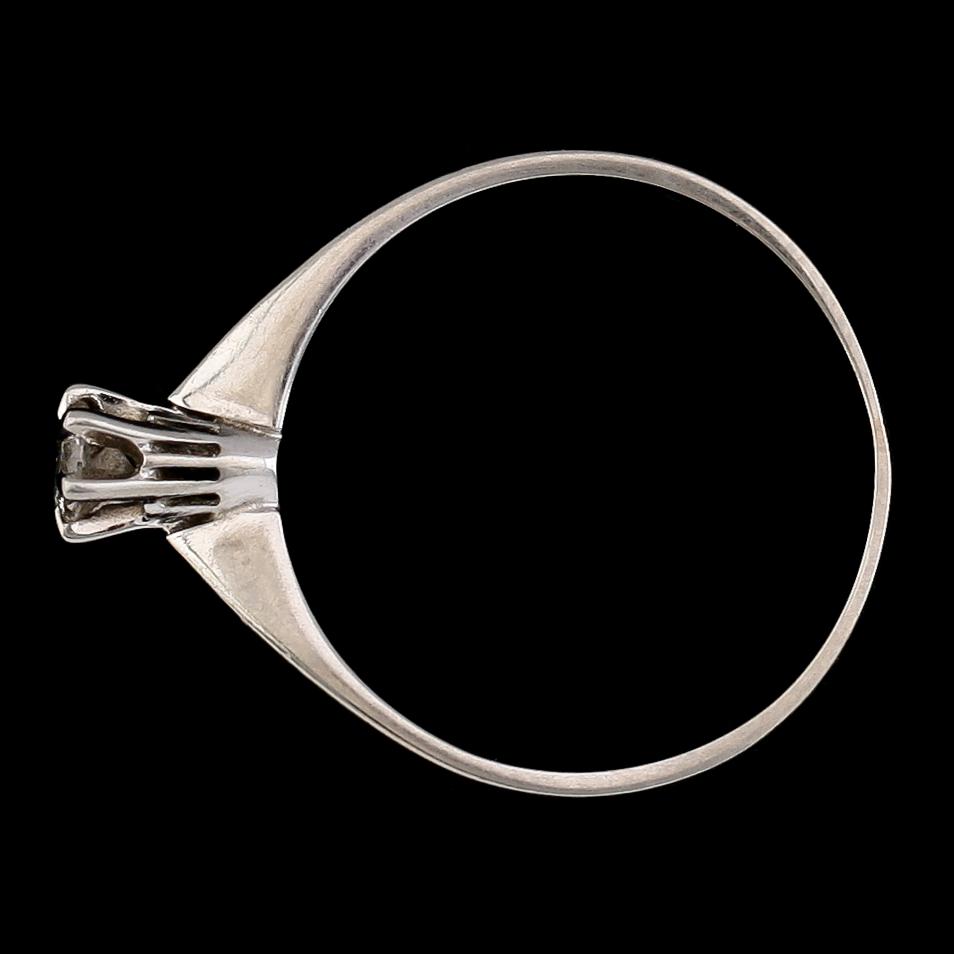 RING, 18 k vitguld med briljantslipad diamant 0.15 ct WVS, 1900-talets andra hälft. Total vikt ca 1 gram.