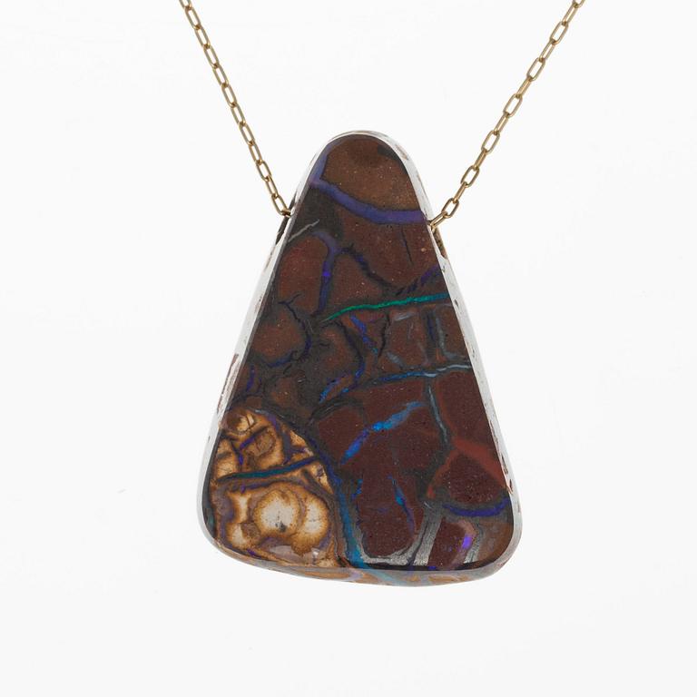 A PENDANT, 14K gold. Australian opal 40.14 ct. (c. 33 x 24 mm.) Chain 51 cm.