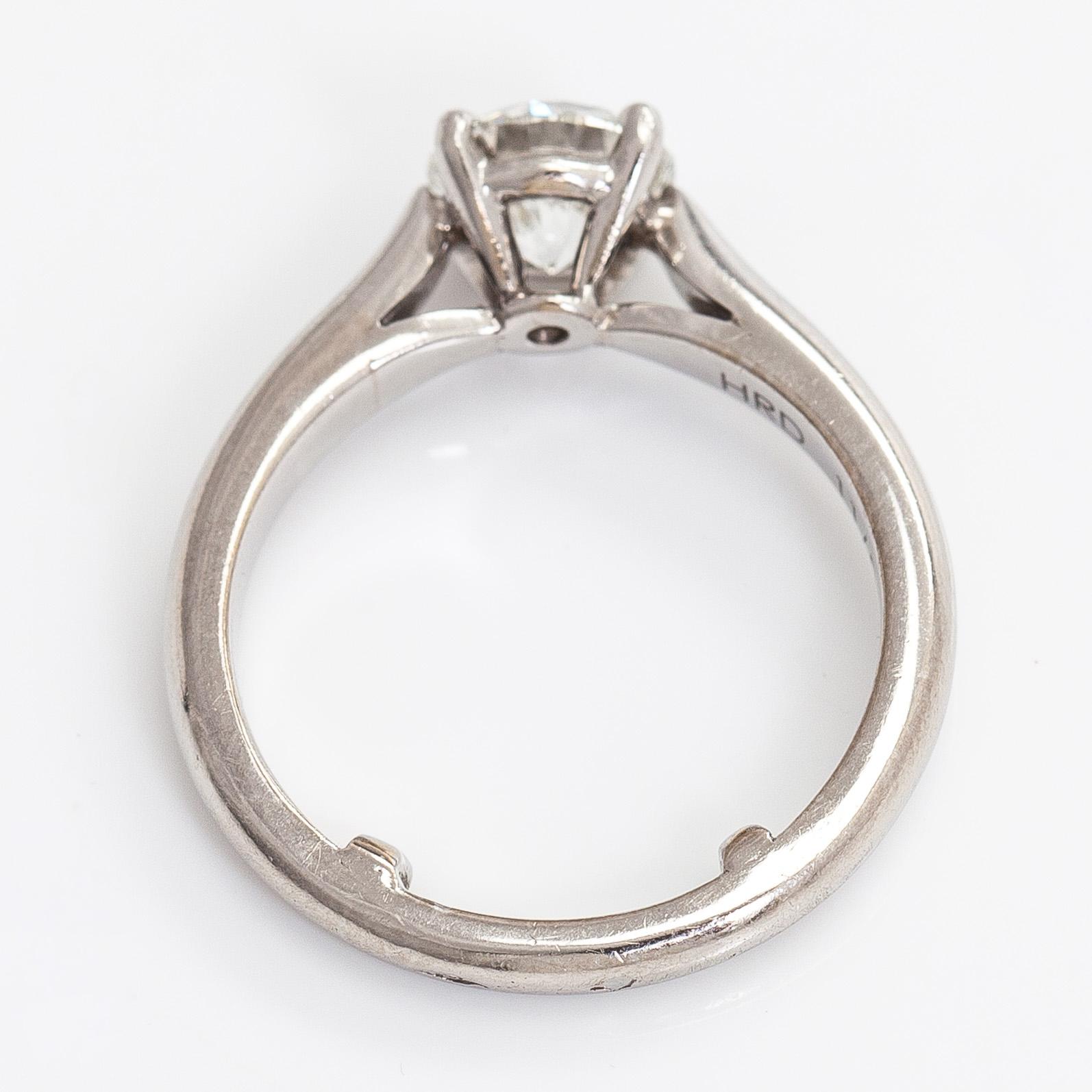 Sormus, briljanttihioitettu timantti 1,01 ct, platinaa.