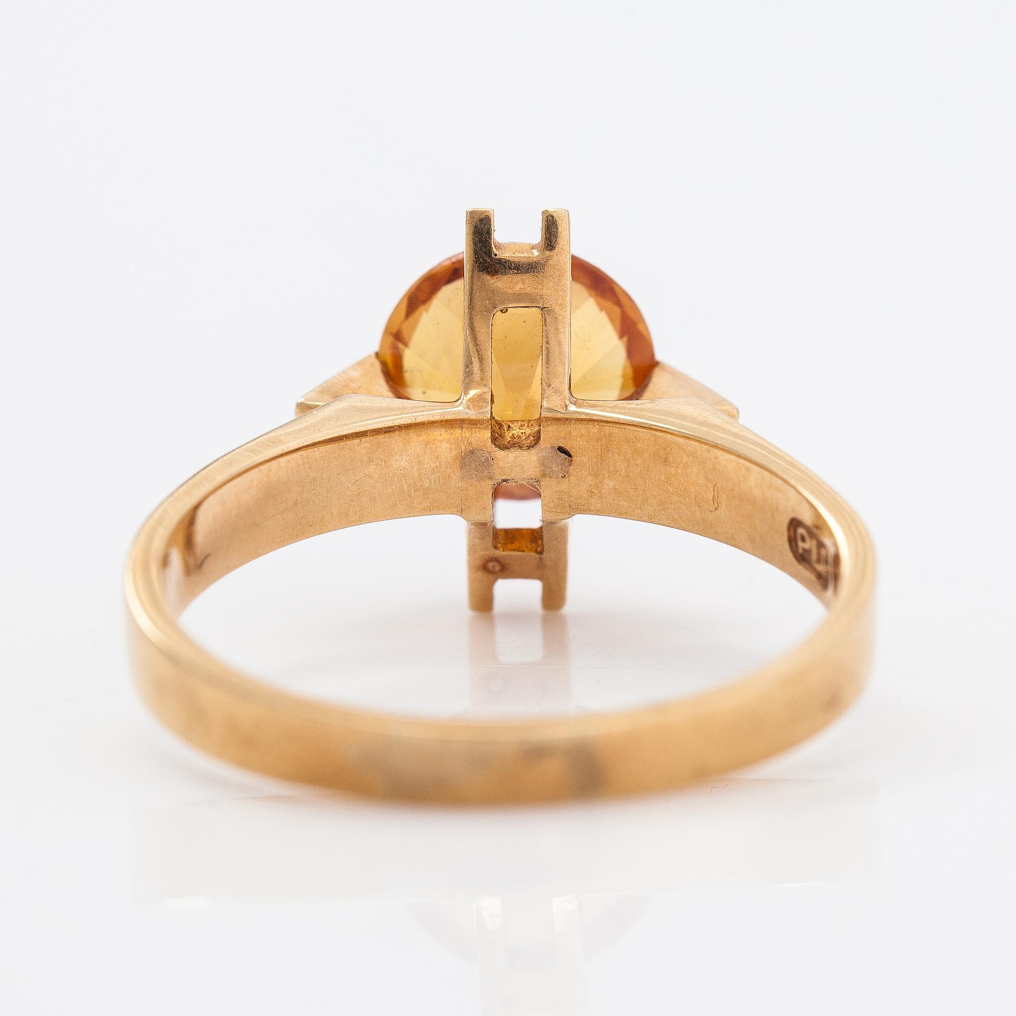 Ring, 14K guld och syntetisk safir. Alppikulta, Helsingfors 1962.