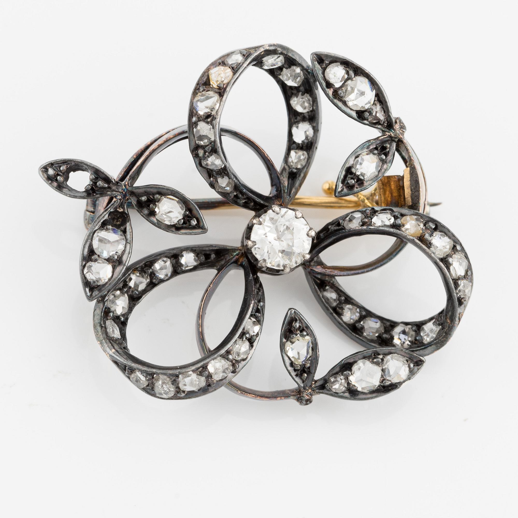 Brooch in the shape of a flower with old-cut and rose-cut diamonds.