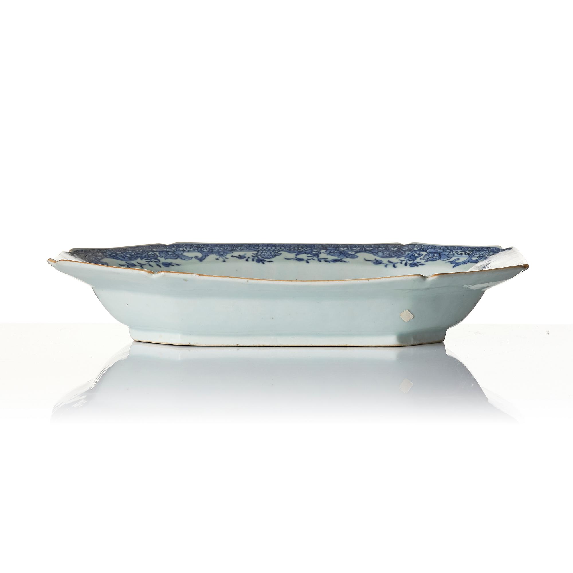 A blue and white tureen dish, Qing dynasty, Qianlong (1736-95).