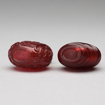 SNUSFLASKOR, två stycken, pekingglas. Kina, 1900-tal.