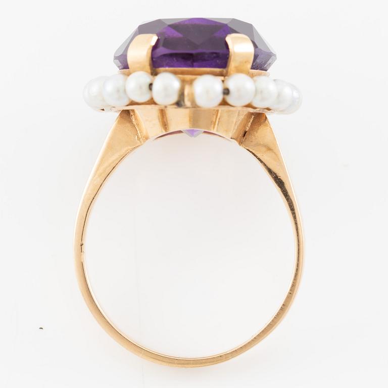 Ring, Evert Lindberg, 18K guld med en stor fasettslipad ametist och odlade pärlor.