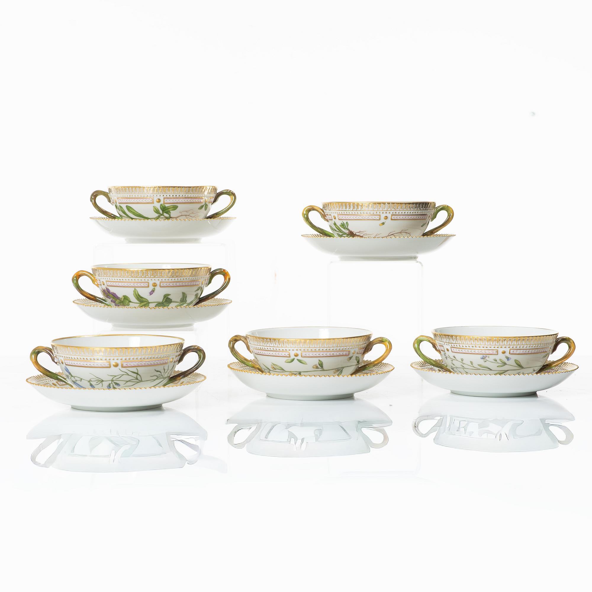 Buljongkoppar med fat, sex stycken, porslin. Royal Copenhagen, 'Flora Danica', Danmark, 1900-tal.
