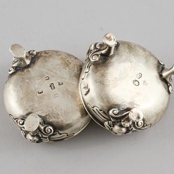 SALTKAR, 2 st snarlika, silver, Dublin, Irland, 1800-talets första hälft. Vikt 215 g.