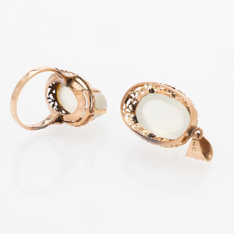Ring and pendant in 14K gold with cabochon-cut moonstones.