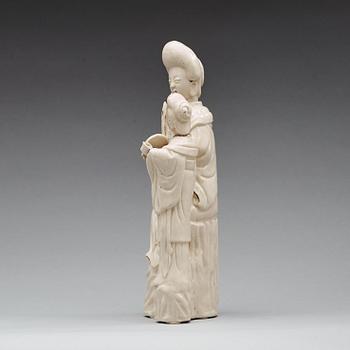 A blanc de chine figurine of a court lady and her attendant with a mirror, Qing dynasty, Kangxi (1662-1722).