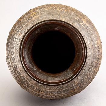 An Indian 20th century urn.